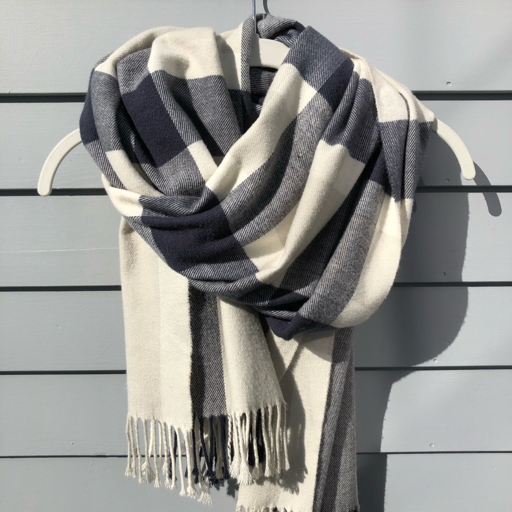 GAP blue and white winter blanket scarf